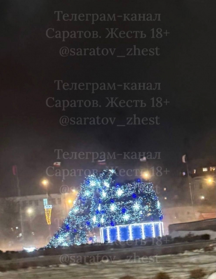 В Саратове из-за сильного ветра рухнула главная новогодняя елка