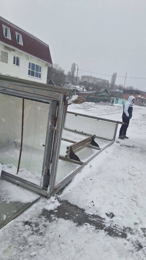 В Саратове из-за сильного ветра рухнула главная новогодняя елка