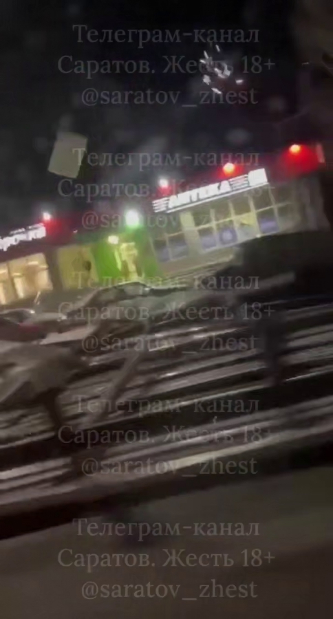 В Саратове из-за сильного ветра рухнула главная новогодняя елка