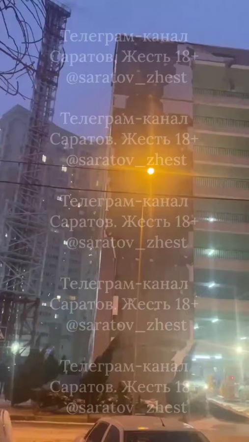 В Саратове из-за сильного ветра рухнула главная новогодняя елка