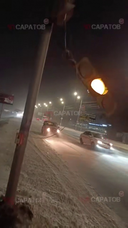 В Саратове из-за сильного ветра рухнула главная новогодняя елка