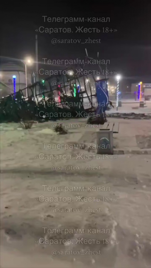 В Саратове из-за сильного ветра рухнула главная новогодняя елка
