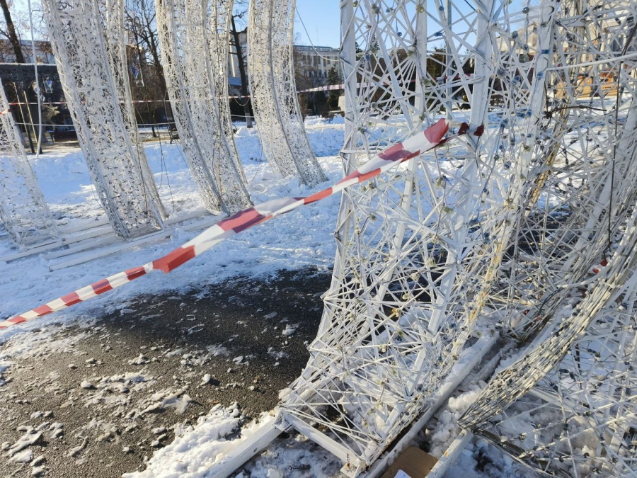 На Театральной площади полностью разобрали сломанную новогоднюю елку