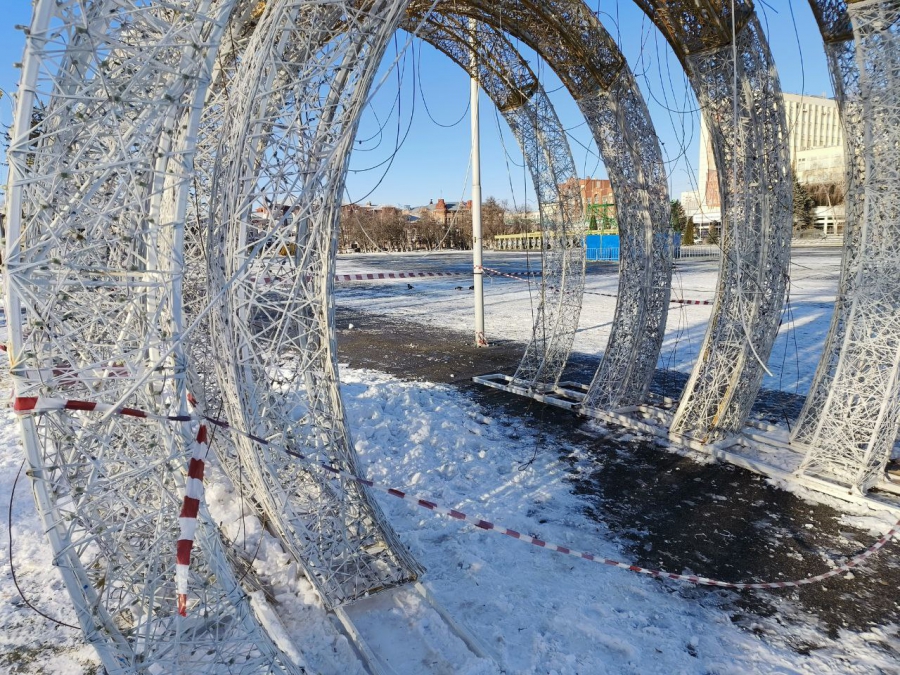 На Театральной площади полностью разобрали сломанную новогоднюю елку