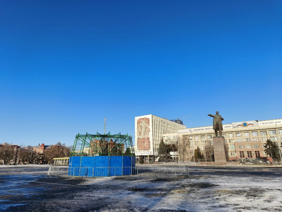 На Театральной площади полностью разобрали сломанную новогоднюю елку