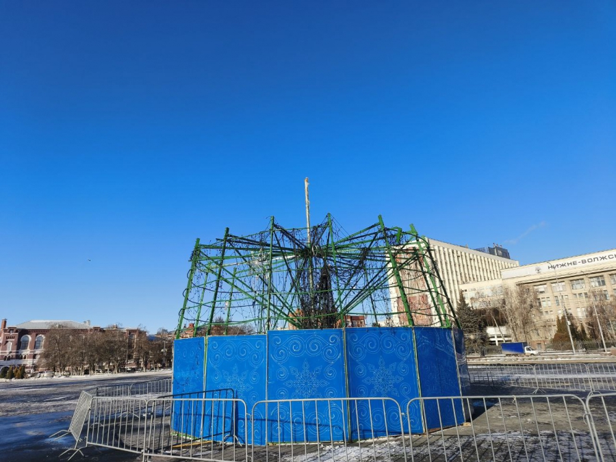 На Театральной площади полностью разобрали сломанную новогоднюю елку