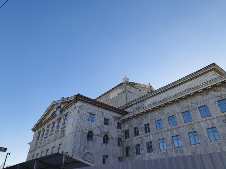 На Театральной площади полностью разобрали сломанную новогоднюю елку