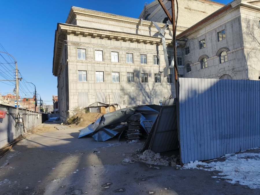 На Театральной площади полностью разобрали сломанную новогоднюю елку