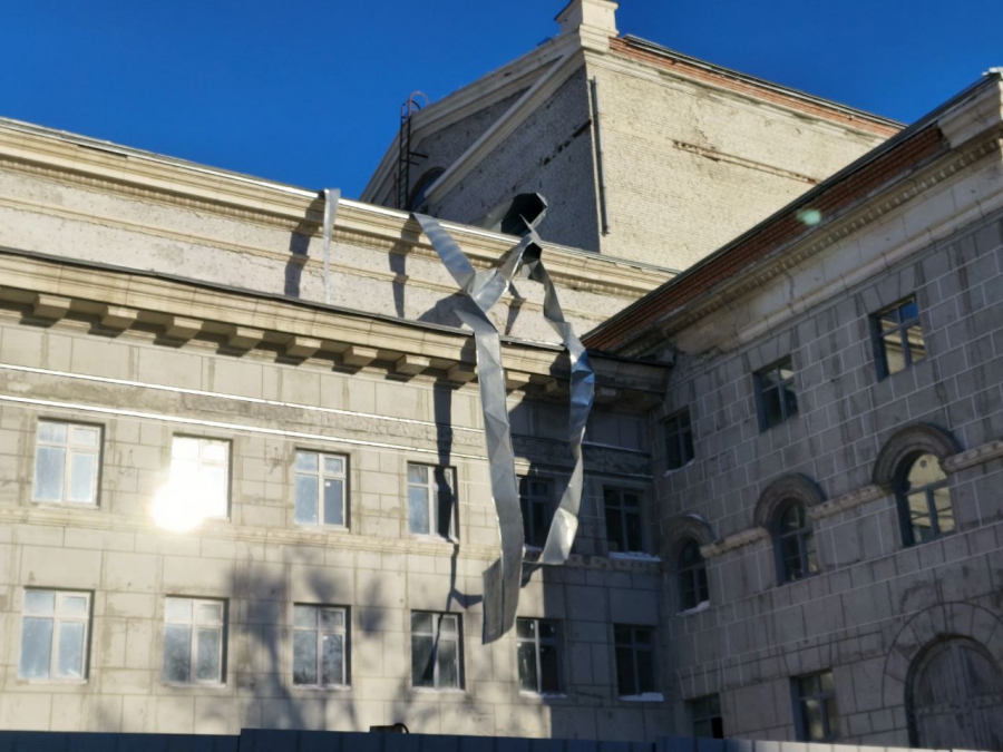 На Театральной площади полностью разобрали сломанную новогоднюю елку