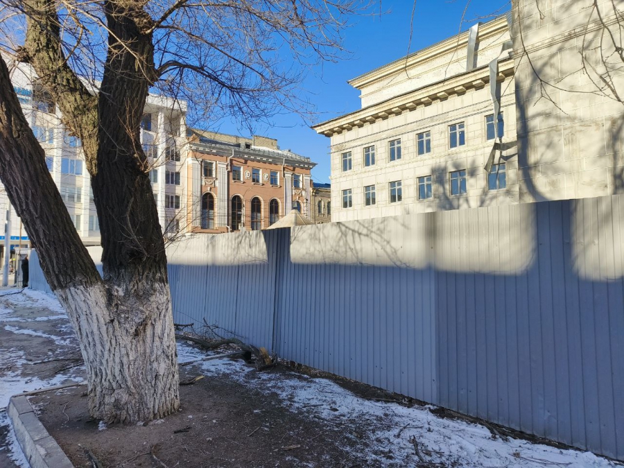 На Театральной площади полностью разобрали сломанную новогоднюю елку