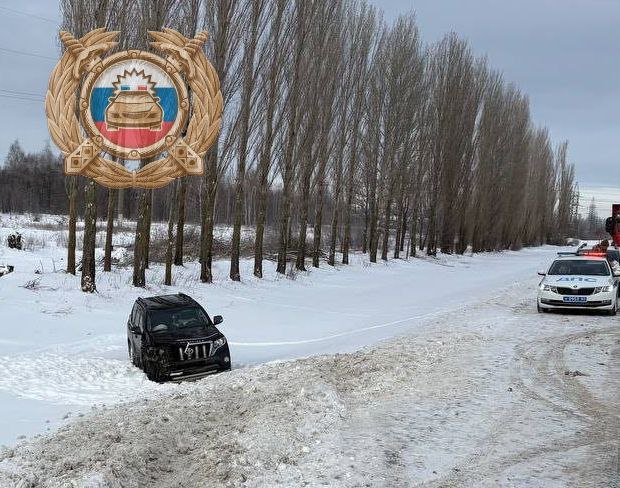 В Балашовском районе «Лэнд Крузер» столкнулся со снегоуборочным трактором