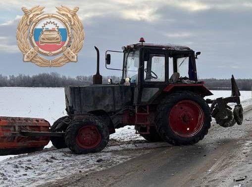 В Балашовском районе «Лэнд Крузер» столкнулся со снегоуборочным трактором