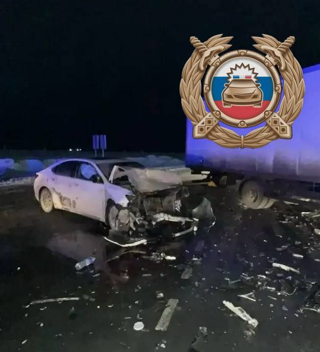 В Пугачеве четверо несовершеннолетних в «Лексусе» пострадали в ДТП с грузовиком