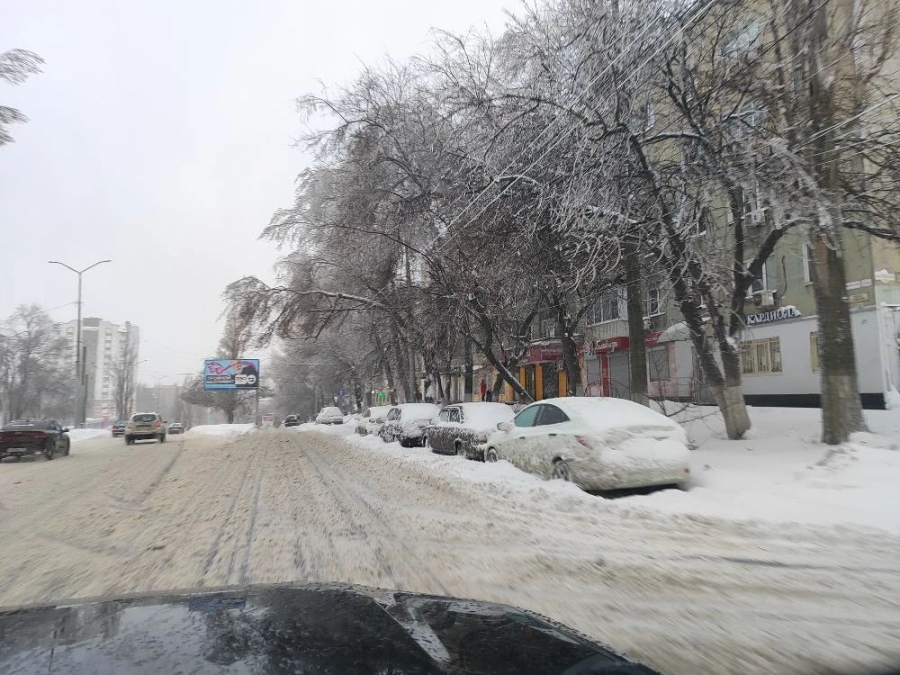 В Саратове оставленные на дорогах автомобили затрудняют уборку снега