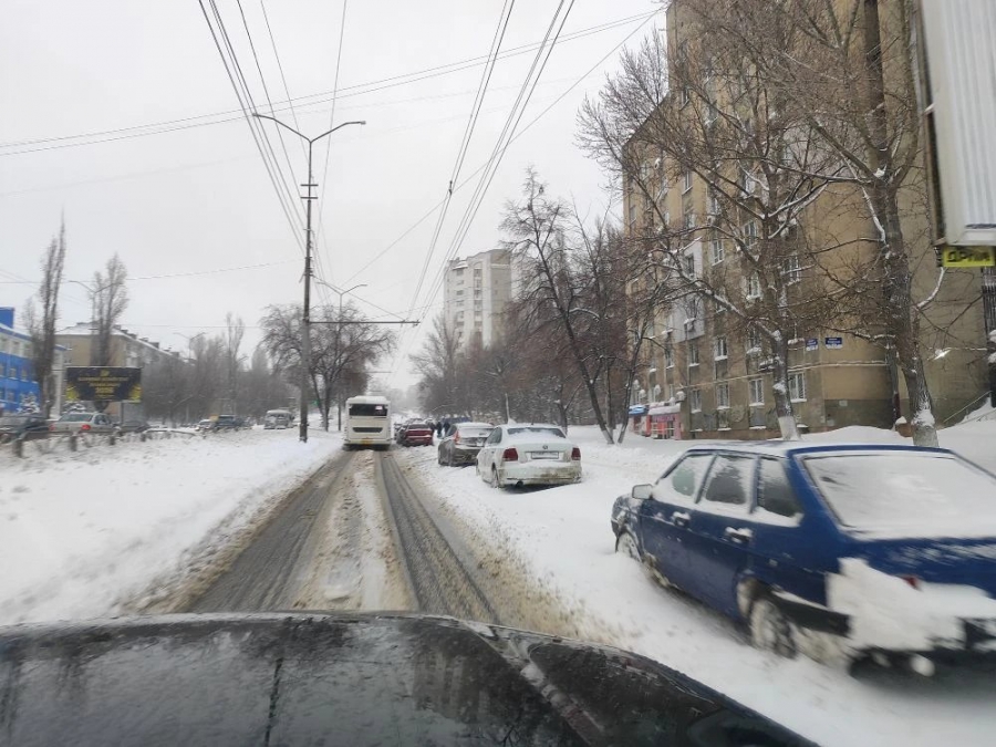 В Саратове оставленные на дорогах автомобили затрудняют уборку снега