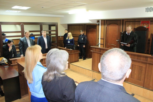 Судья зачитывает обвинительный приговор братьям убийцы Руслана Маржанова