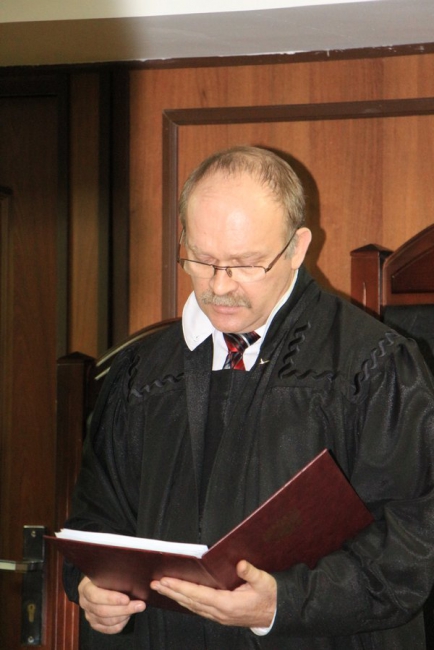 Судья зачитывает обвинительный приговор братьям убийцы Руслана Маржанова