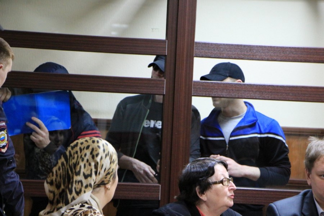 Судья зачитывает обвинительный приговор братьям убийцы Руслана Маржанова