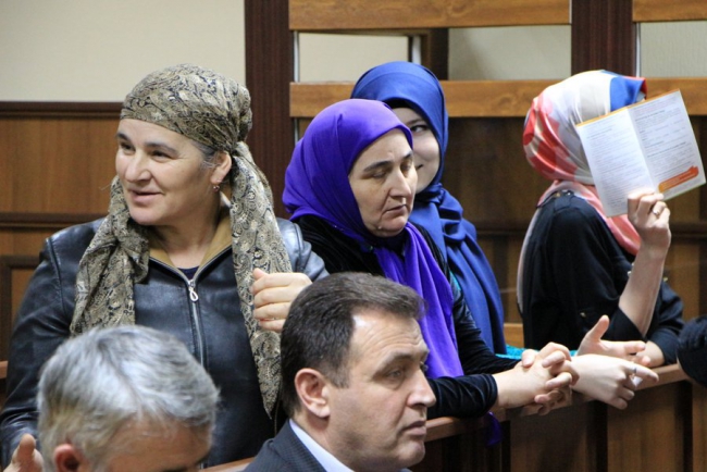 Судья зачитывает обвинительный приговор братьям убийцы Руслана Маржанова