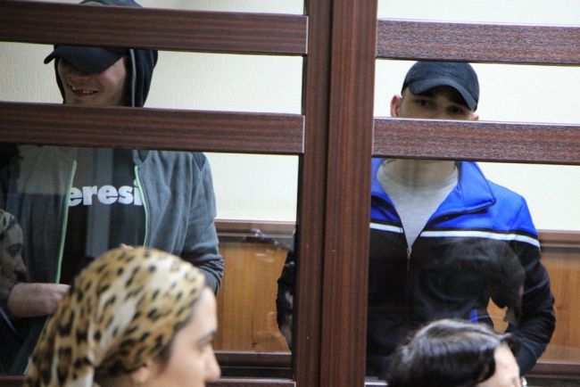 Судья зачитывает обвинительный приговор братьям убийцы Руслана Маржанова