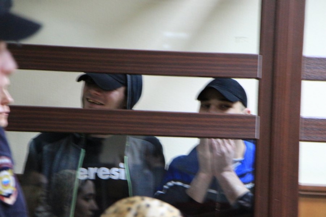 Судья зачитывает обвинительный приговор братьям убийцы Руслана Маржанова