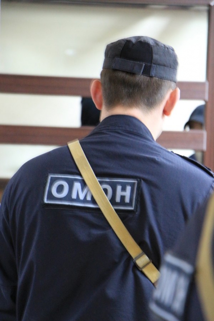 Судья зачитывает обвинительный приговор братьям убийцы Руслана Маржанова