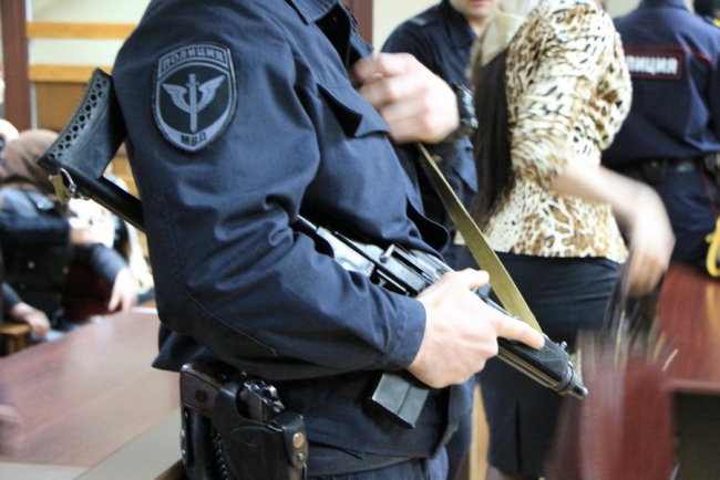 Судья зачитывает обвинительный приговор братьям убийцы Руслана Маржанова