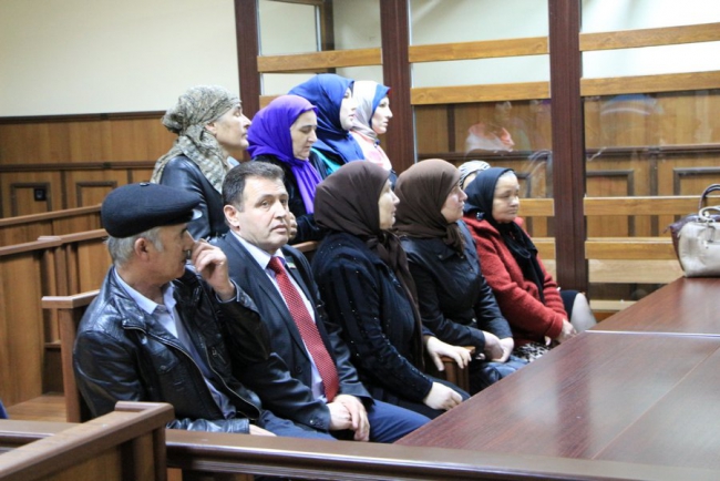 Судья зачитывает обвинительный приговор братьям убийцы Руслана Маржанова