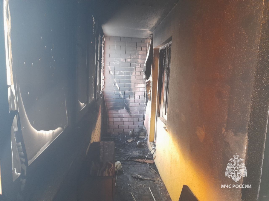 В Энгельсе из-за пожара на балконе пятиэтажки эвакуировали 5 человек
