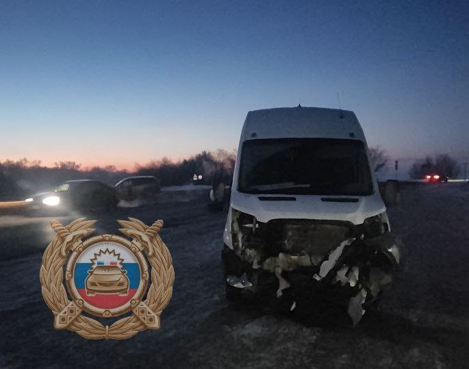 Под Энгельсом при столновении микроавтобуса и кроссовера пострадала школьница