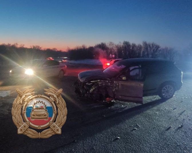 Под Энгельсом при столновении микроавтобуса и кроссовера пострадала школьница