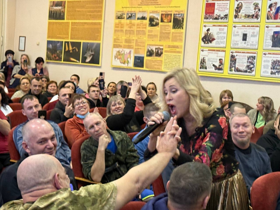 Виктория Цыганова выступила в военном госпитале Саратова