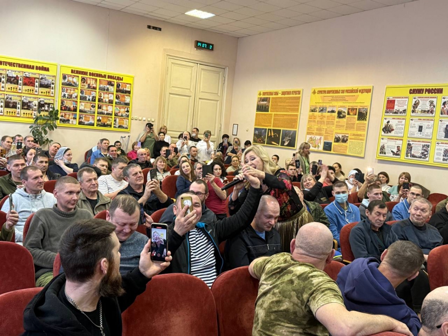 Виктория Цыганова выступила в военном госпитале Саратова