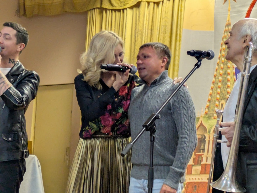 Виктория Цыганова выступила в военном госпитале Саратова