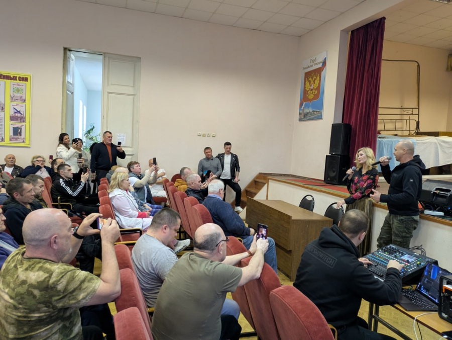 Виктория Цыганова выступила в военном госпитале Саратова