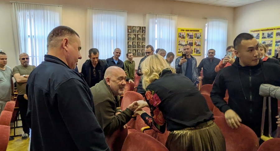 Виктория Цыганова выступила в военном госпитале Саратова