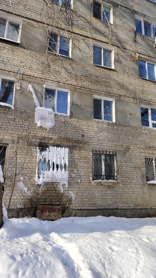 В подъезде дома на Прудной образовались ледяные сталагмиты