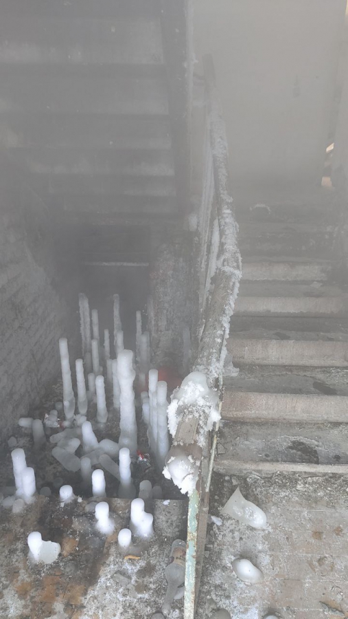 В подъезде дома на Прудной образовались ледяные сталагмиты
