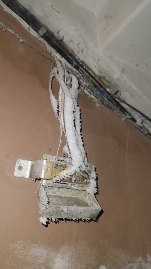 В подъезде дома на Прудной образовались ледяные сталагмиты