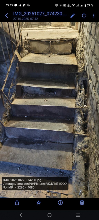 В подъезде дома на Прудной образовались ледяные сталагмиты