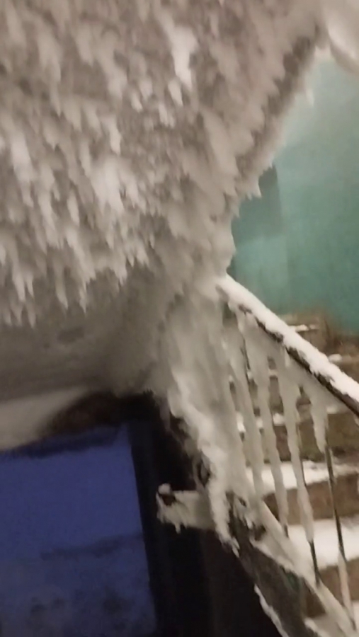 В подъезде дома на Прудной образовались ледяные сталагмиты