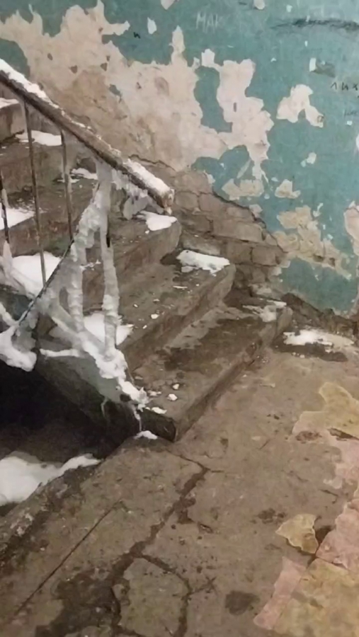 В подъезде дома на Прудной образовались ледяные сталагмиты