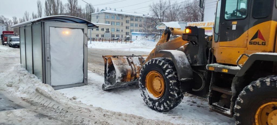 На саратовских трассах уже израсходовали почти 5000 тонн песко-соляной смеси