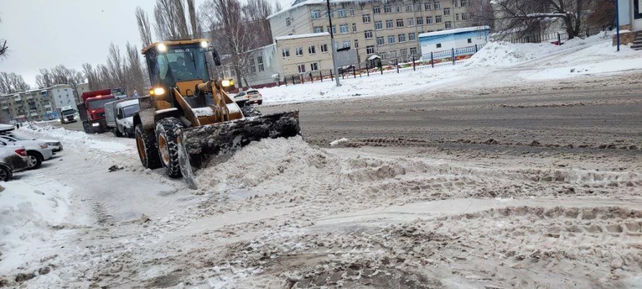 На саратовских трассах уже израсходовали почти 5000 тонн песко-соляной смеси