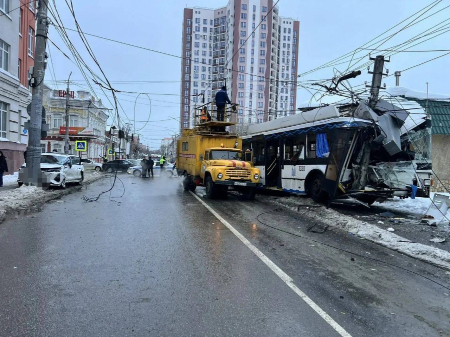 В Энгельсе троллейбус №109 столкнулся с кроссовером: ранены 9 человек