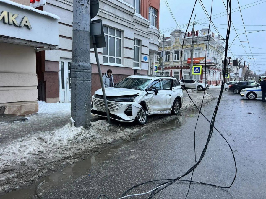 В Энгельсе троллейбус №109 столкнулся с кроссовером: ранены 9 человек