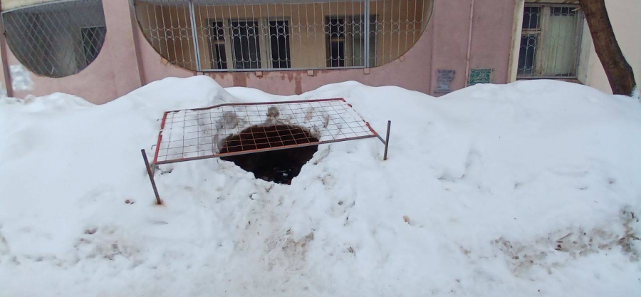 В центре Саратова девочка пострадала при падении в открытый люк