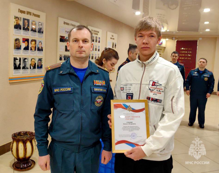 В Саратове вручили благодарственное письмо подростку за спасение тонувшей девочки