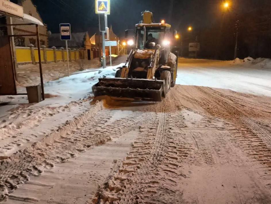 В Саратове всю ночь в усиленном режиме убирали снег