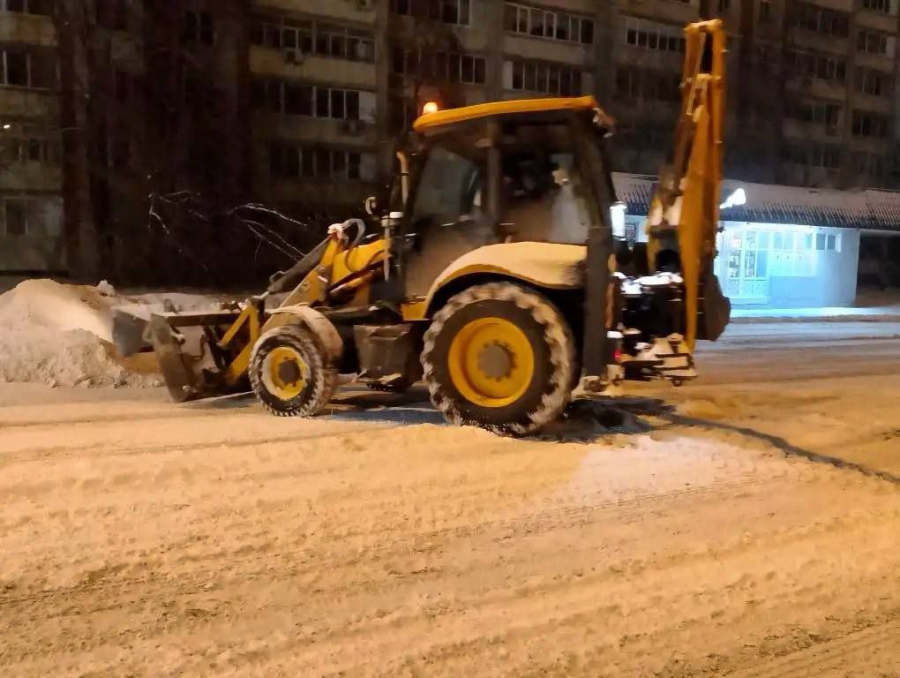 В Саратове всю ночь в усиленном режиме убирали снег